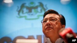 Menteri Transportasi Malaysia Liow Tiong Lai memberikan keterangan terkait insiden penembakan pesawat penumpang MH17 di sebuah hotel dekat bandara Sepang, Kuala Lumpur, Malaysia (18/7).