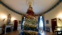 El árbol principal de la Casa Blanca, decorado en honor de los efectivos militares del país. Diciembre 2 de 2015.