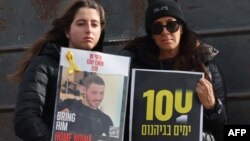 Xizmên Itay Chen, yê 19 salî, posterê wî hilgirtine û daxwaza azadkirina wî û dîlên din yên di dest Hamasê de dikin.