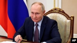 ARCHIVO - El presidente ruso Vladimir Putin participa de una ceremonia en Kazan mediante una videoconferencia, en Moscú, el 21 de diciembre de 2023.