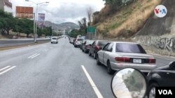 Vehículos haciendo filas de kilómetros se registran el lunes 1 de junio de 2020 en Caracas, Venezuela, para surtir combustible.
