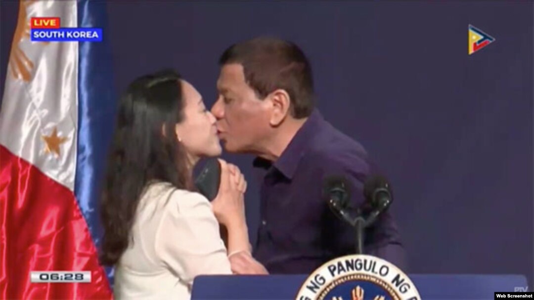 Tổng thống Philippines Rodrigo Duterte hôn môi một nữ công nhân tại Hàn Quốc, ngày 3/6/2018. Ảnh: PTV