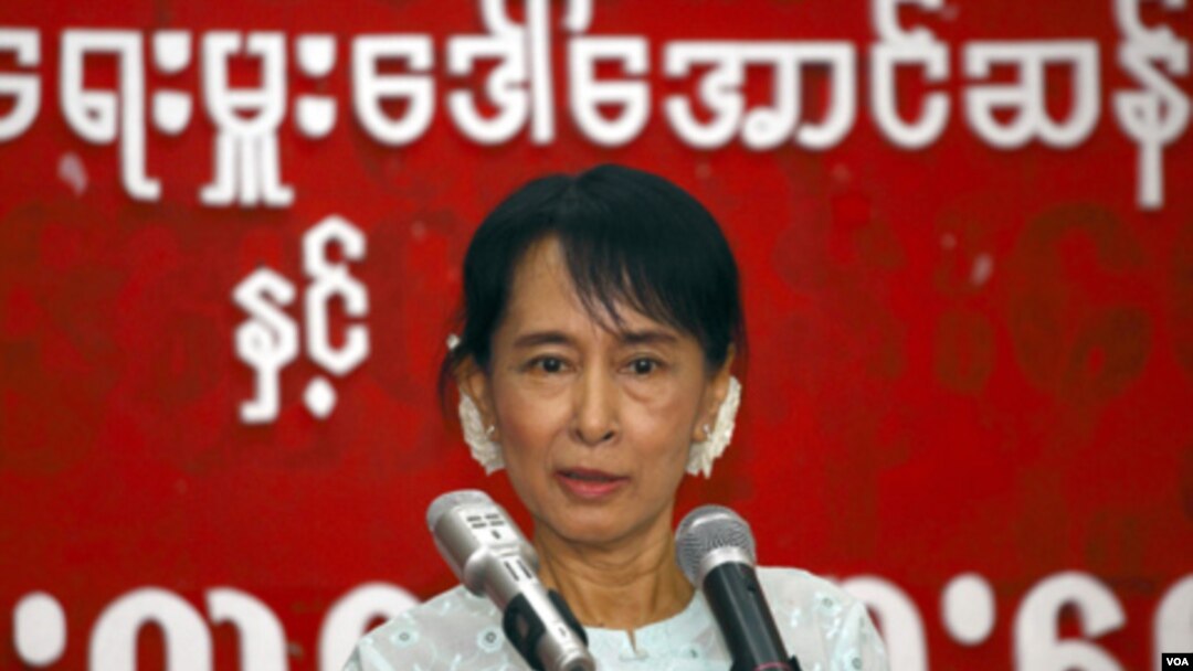 Pemimpin oposisi Aung San Suu Kyi dan partainya, NLD, baru-baru ini mengimbau berbagai negara untuk mempertimbangkan kembali sanksi mereka bagi Burma.