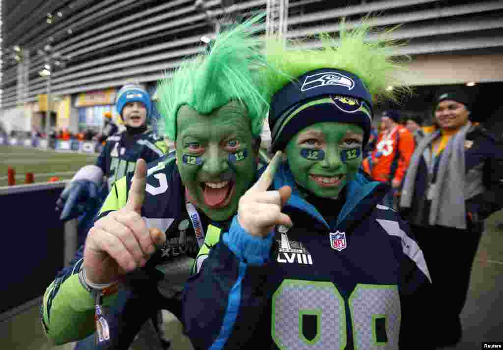 Pendukung Seattle Seahawks Todd Gibson dan putranya Karsten berpose di dalam stadion sebelum dimulainya pertandingan NFL Super Bowl XLVIII di East Rutherford, New Jersey (2/2). (Reuters/Carlo Allegri)