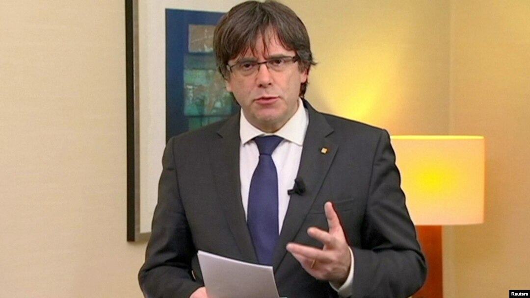 Mantan Pemimpin Catalonia Carles Puigdemont memberikan pernyataan di Brussels, Belgia (2/11). 