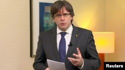 Mantan Pemimpin Catalonia Carles Puigdemont memberikan pernyataan di Brussels, Belgia (2/11). 