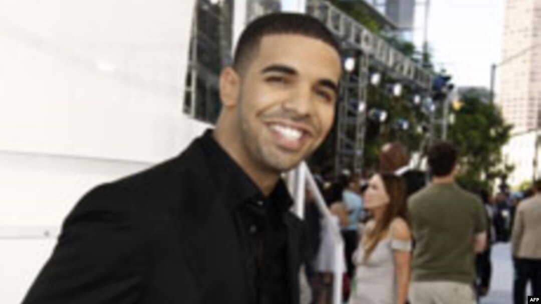 Rihanna al parecer sostuvo una relación sentimental con Drake Graham luego de terminar su relación con Chris Brown en 2009, por maltrato físico. 