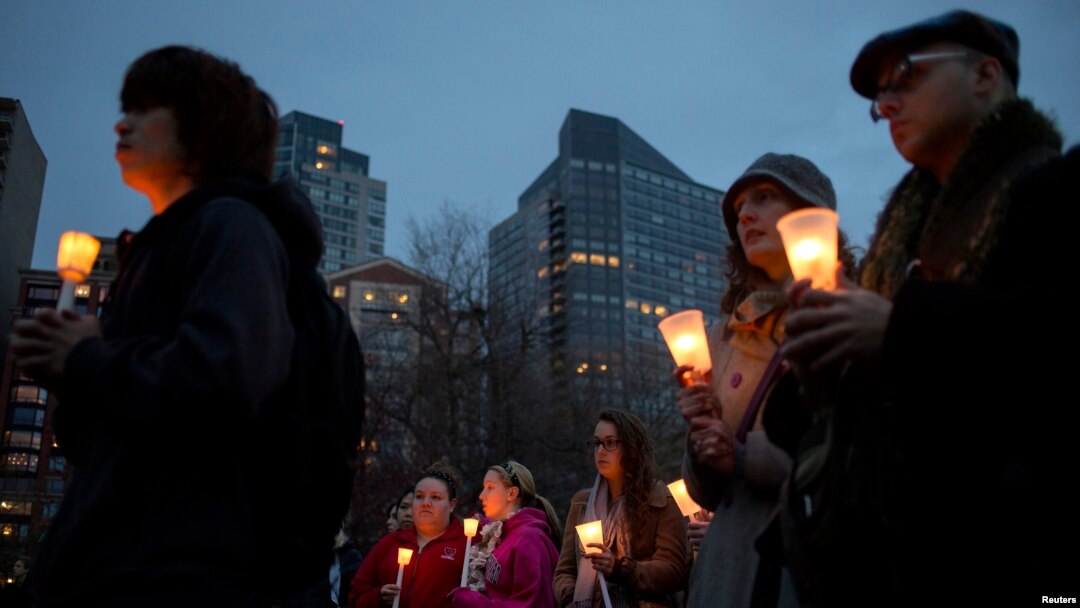 Warga berdoa bersama untuk para korban pemboman Marathon Boston di Boston Common, Boston, Massachusetts (16/4).