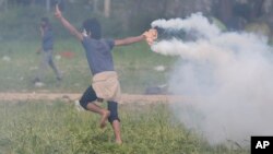 Refugiados hace semanas que duermen en el barro, con frío y sin esperanzas.