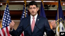 Ketua DPR AS Paul Ryan berbicara dalam konferensi pers di gedung Capitol, Kamis (10/5).