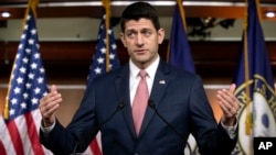 El presidente de la Cámara de Representantes, Paul Ryan, habla con los reporteros durante su conferencia de prensa semanal, el jueves 10 de mayo.