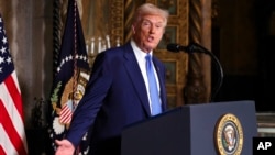 El presidente Donald Trump habla en Mar-a-Lago en Palm Beach, Florida, el 18 de febrero de 2025.