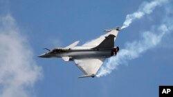 프랑스 파리에서 지난해 6얼 열린 에어쇼에서 라팔 전투기의 시범비행이 펼쳐졌다. (자료사진)