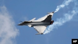 Phản lực cơ Rafale trong một buổi trình diễn ở sân bay Le Bourget, Pháp, 19/6/2015.