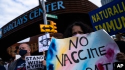 미국 뉴욕주 바클레이스 센터 앞에서 신종 코로나바이러스 백신 의무화 반대 시위가 벌어지고 있다. (자료사진) 