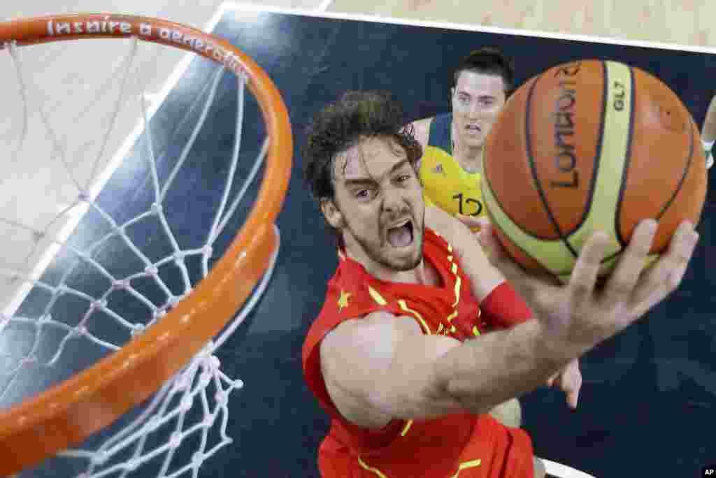 Pau Gasol hace una dejadita superando al australiano Aron Baynes en el juego de baloncesto que España ganó a Australia.