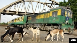 Un train près de la gare de Hanne près de Dakar, Sénégal, le 16 août 2004.