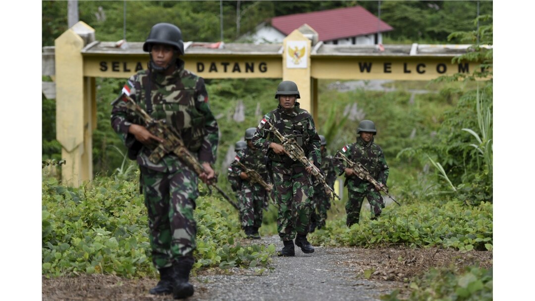 Tentara Indonesia berpatroli di perbatasan antara Papua Nugini dan Indonesia untuk memeriksa penanda batas di Waris, Keerom, provinsi Papua, 17 Maret 2016. (Foto: Antara/dok).
