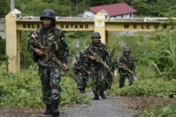 Tentara Indonesia berpatroli di perbatasan antara Papua Nugini dan Indonesia untuk memeriksa penanda batas di Waris, Keerom, provinsi Papua, 17 Maret 2016. (Foto: Antara/dok).