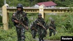 Tentara Indonesia berpatroli di Waris, Keerom, provinsi Papua, perbatasan Papua Nugini dan Indonesia, 17 Maret 2016. (Foto: dok).