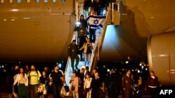 شهروندان برزیلی پس از درگیری بین اسرائیل و حماس از یک هواپیمای نظامی، پیاده می‌شوند ۱۹ مهر ۱۴۰۲