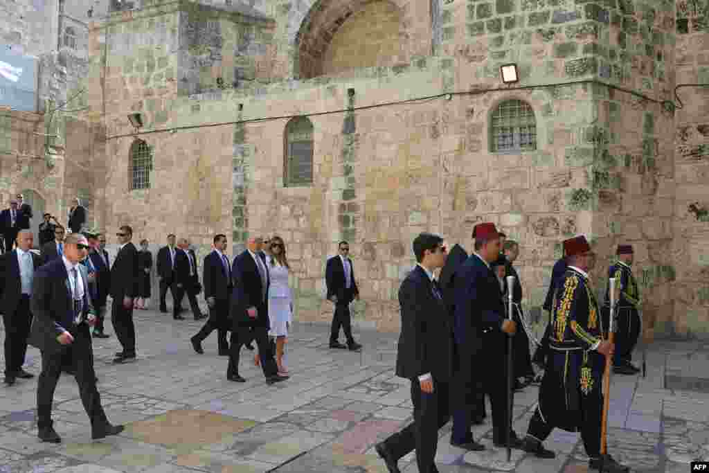 US President Donald Trump (C) and First Lady Melania Trump visit the Church of the Holy Sepulchre in Jerusalem’s Old City on May 22, 2017.