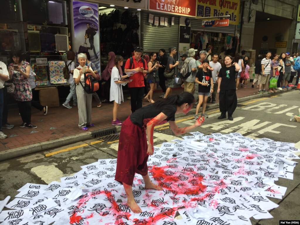 数以万计港人七一大游行捍卫一国两制(美国之音海彦拍摄)