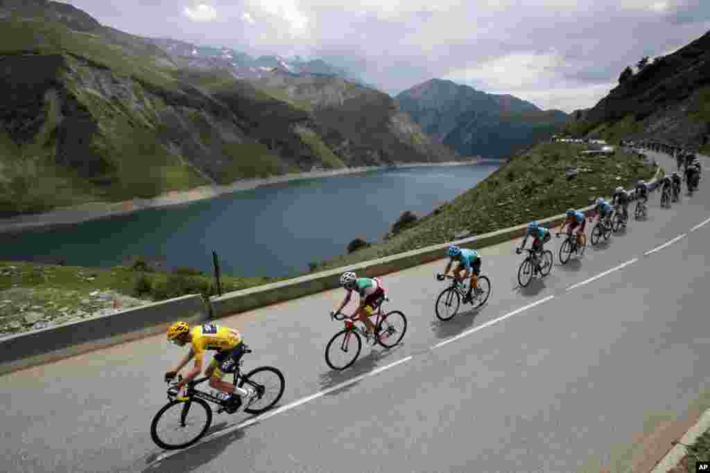 Lors du Tour de France, on peut voir le Britannique Chris Froome mener une attaque, suivi de l&#39;Italien Fabio Aru sur la route reliant La Mure et Serre-Chevalier, le 19 juillet 2017.