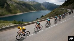 Le Britannique Chris Froome mène une attaque, suivi de l'Italien Fabio Aru sur le Tour de Frane, le 19 juillet 2017. (AP Photo/Christophe Ena)