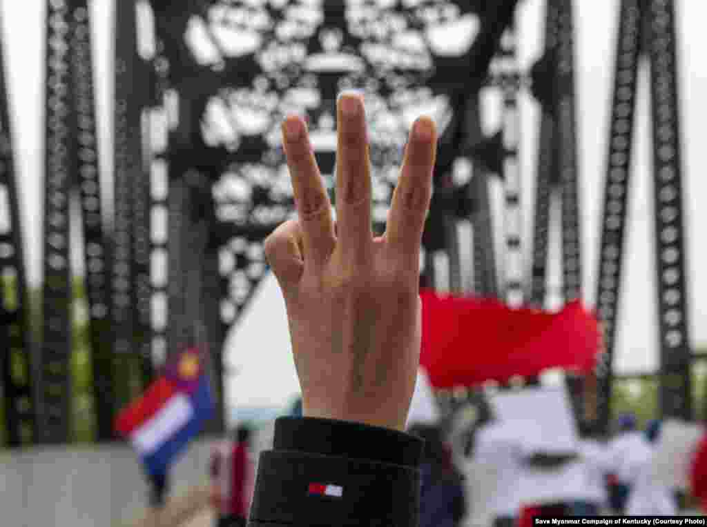 အမေရိကန်ပြည်ထောင်စု ကန်တပ်ကီပြည်နယ်က မြန်မာ့အရေးဆန္ဒပြပွဲ။ (ဧပြီ ၁၇၊ ၂၀၂၁။ ဓာတ်ပုံ - Save Myanmar Campaign of Kentucky)