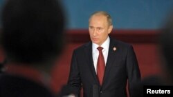 Presiden Rusia Vladimir Putin meragukan legitimasi pemilihan presiden mendatang di Ukraina. 