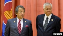 Philippines' Secretary of Foreign Affairs Albert del Rosario (R) and his Malaysian counterpart Anifah Aman at the 46th ASEAN Foreign Ministers Meeting in Bandar Seri Begawan, Brunei, June 30, 2013. 