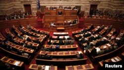 Greek lawmakers attend a parliament session for a confidence vote in Athens, Oct. 8, 2014.