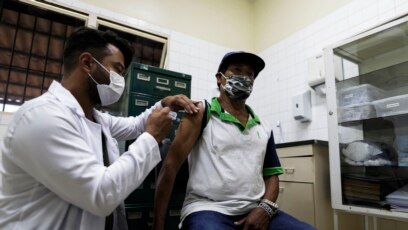 Người dân ở Sao Paulo, Brazil, được tiêm vắc-xin ngừa COVID-19.