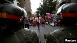 Pendukung oposisi berdemonstrasi anti-pemerintahan Presiden Nicolas Maduro di ibukota, Caracas, Senin (17/2).