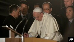 Le pape François signe le livre d'or du parc la paix à Hiroshima, dans l'ouest du Japon, le dimanche 24 novembre 2019. (Photo AP / Gregorio Borgia)