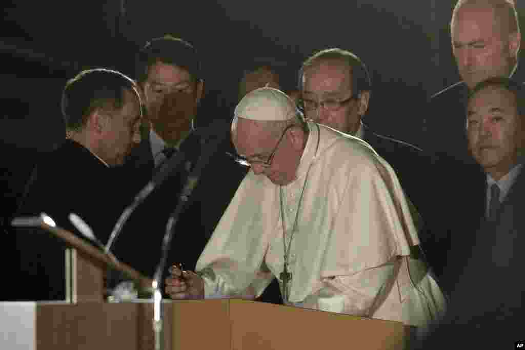 El Papa Francisco firma un libro de visitas en el Parque Memorial de la Paz de Hiroshima para una reunión en Hiroshima, Japón occidental, el domingo 24 de noviembre de 2019. (AP Photo / Gregorio Borgia).