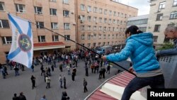 Luhansk kentinde yerel hükümet binasını ele geçiren Rusya yanlısı göstericiler