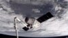 視頻新聞: 國際太空站宇航員打開飛龍號艙口
