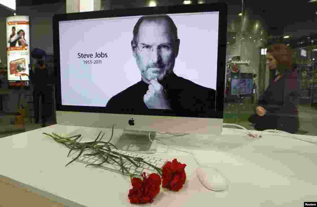 امروز در تاریخ: عکسی از بنیانگذار و مدیر اپل در یک فروشگاه این شرکت در پیتزبورگ در ۶ اکتبر ۲۰۱۱. آقای جابز به دلیل ابتلا به بیماری سرطان و در سن ۵۶ سالگی درگذشت.