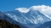 Gunung Everest dan sejumlah pegunungan lainnya terlihat dari Namche Bazaar di wilayah Everest, sekitar 140 km timur laut Kathmandu. (Foto: AFP)