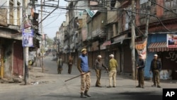 بھارت کے زیر انتظام کشمیر کے شہر جموں میں اتوار کے روز کرفیو کے دورن سیکورٹی اہلکاروں کا گشت