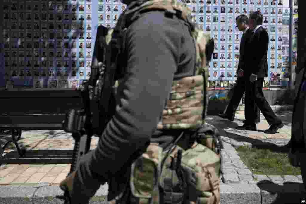 بازدید آنتونی بلینکن وزیر امور خارجه آمریکا و دیمیترو کولبا وزیر امور خارجه اوکراین، از محل یادبود قربانیان تجاوز نظامی روسیه به اوکراین