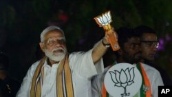 སྲིད་བློན་མོ་དྷི་ཡི་ཧིན་དྷུའི་སྲིད་བྱུས་ལ་མངའ་སྡེ་ལྔས་འགལ་རྐྱེན་བཟོ་བཞིན་པ། 