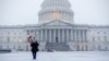 Un hombre camina cerca del Capitolio en Washington, Estados Unidos, el 11 de febrero de 2025. AP/Jacquelyn Martin