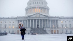 Un hombre camina cerca del Capitolio en Washington, Estados Unidos, el 11 de febrero de 2025. AP/Jacquelyn Martin