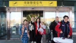 Sekelompok wisatawan Rusia, kemungkinan besar wisatawan asing pertama dari negara mana pun yang memasuki Korea Utara sejak pandemi, tiba di Bandara Internasional Pyongyang di Pyongyang, Korea Utara, 9 Februari 2024. (Foto: Cha Song Ho/AP Photo)