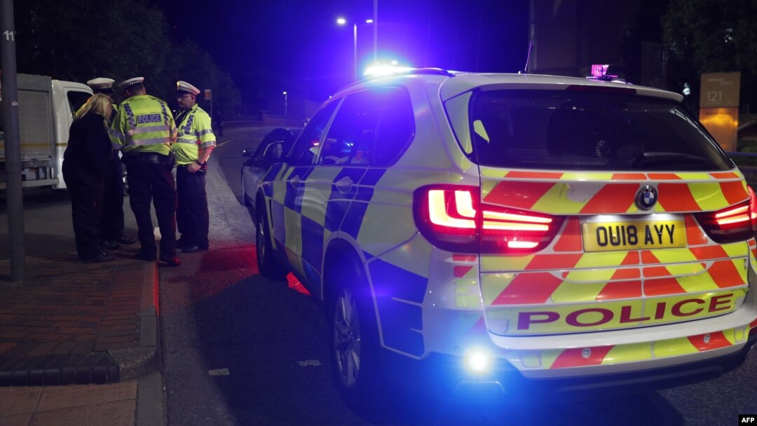Polisi Inggris mengamankan lokasi terjadinya penikaman di Reading, sebelah barat London, Sabtu (20/6). 