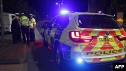 Polisi Inggris mengamankan lokasi terjadinya penikaman di Reading, sebelah barat London, Sabtu (20/6). 