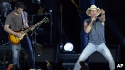 El estreno más destacado en la cartelera country es “Feel Like a Rock Star” interpretado por Kenny Chesney y Tim McGraw.